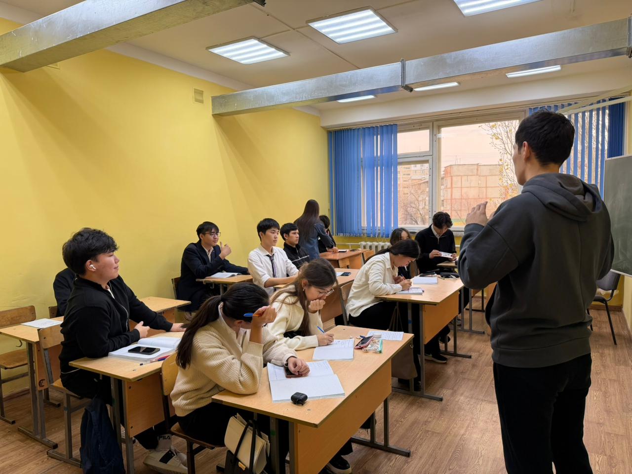 11-сыныптарға Алматы қаласы, «М.Тынышбаев атындағы ALT Университеті» жетекшісі - Жәнібек Ернияз оқушыларға кәсіби бағдар беру жұмыстарын жүргізді
